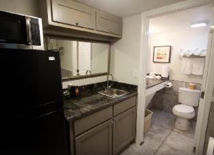 At - Pensacola Motel 2*