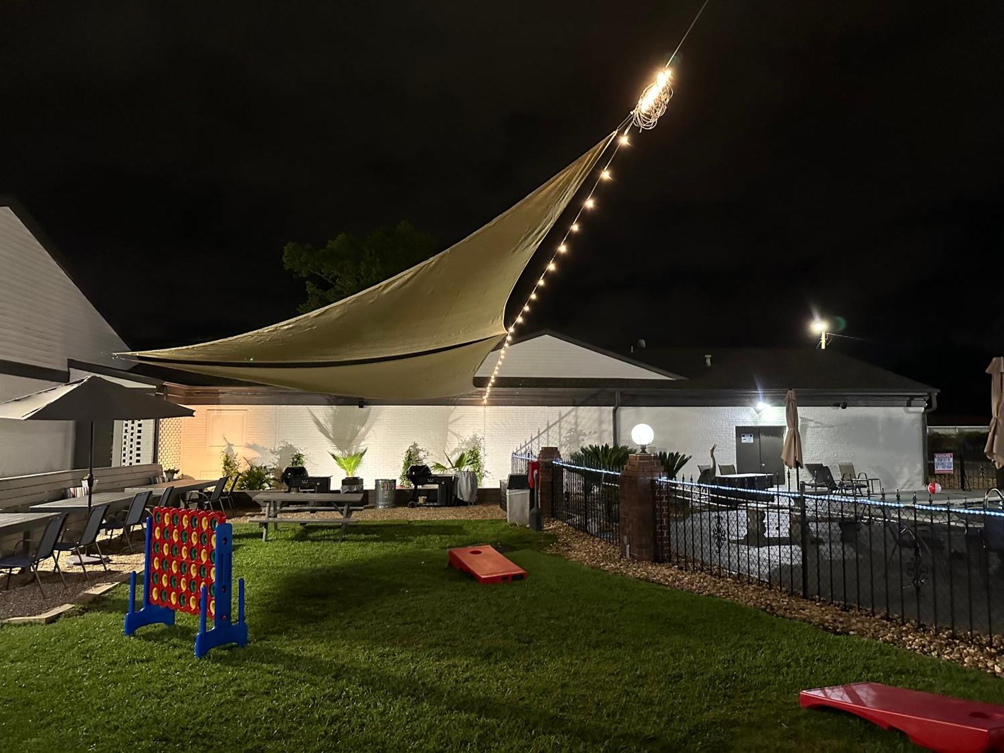 At - Pensacola Motel
