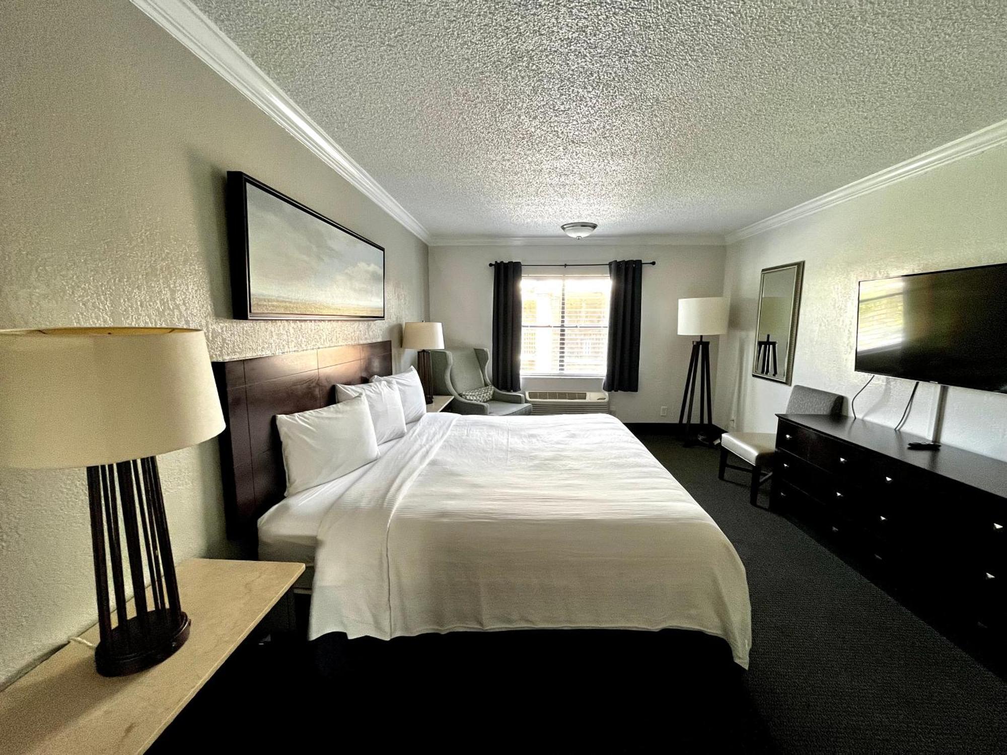 At - Pensacola Motel