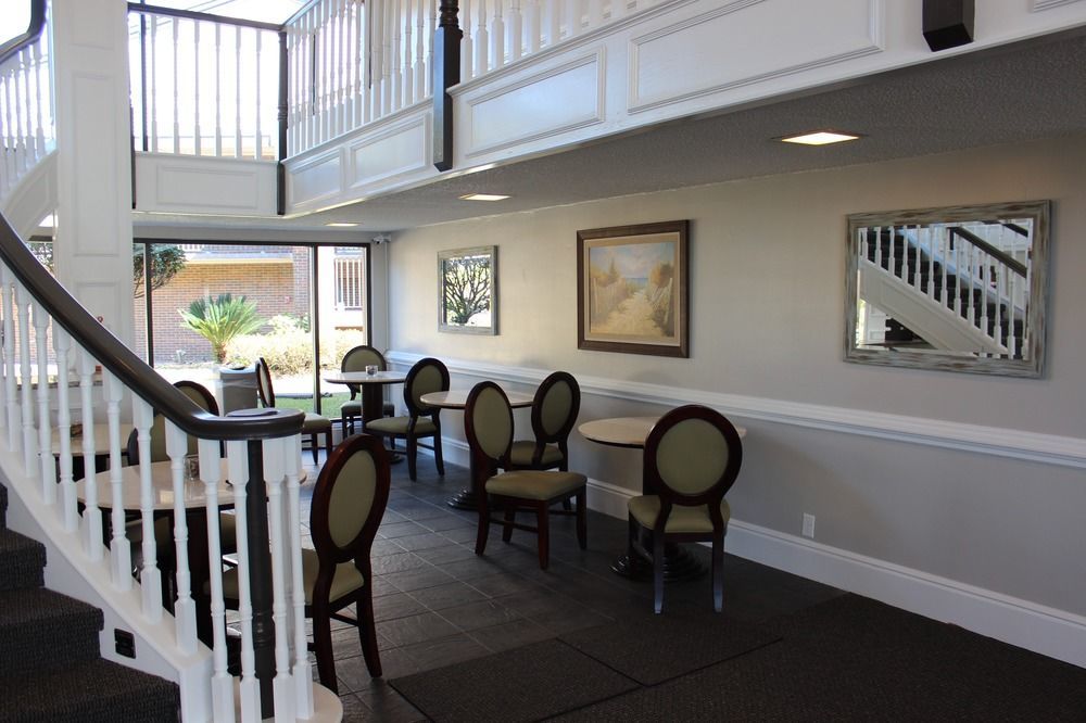 At - Pensacola Motel